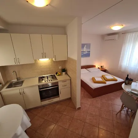 Apartments And Rooms Mazuranic Novi Vinodolski Esterno foto